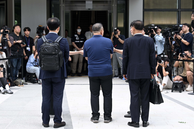 공천개입 의혹을 받는 '정치 브로커' 명태균씨가 31일 김건희 여사 관련 의혹들을 수사 중인 민중기 특별검사팀 사무실이 마련된 서울 종로구 KT 광화문 빌딩에 뇌물공여 혐의 피의자 신분으로 출석하며 취재진의 질문에 답변하고 있다. 조태형 기자 2025.07.31