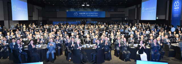 31일 서울 신라호텔에서 열린 서울경제신문 창간 65주년 기념식에서 참석자들이 박수를 치고 있다. 오승현 기자