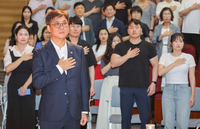 최휘영 신임 문화체육관광부 장관이 31일 정부세종청사 대강당에서 열린 취임식에서 국기에 경례하고 있다. 연합뉴스
