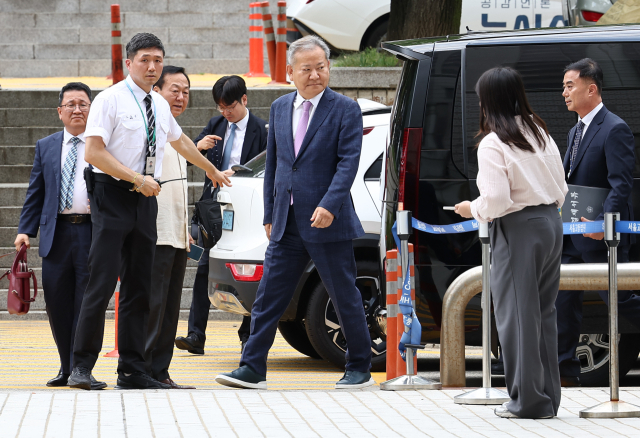 이상민 전 행정안전부 장관이 구속 전 피의자 심문(영장실질심사)을 위해 31일 서울 서초구 서울중앙지방법원으로 들어서고 있다. 연합뉴스