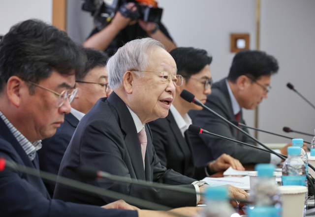 손경식(왼쪽 두 번째) 한국경영자총협회 회장이 31일 서울 마포구 경총회관에서 긴급 기자회견을 열고 국회에 노란봉투법 개정 중단을 호소하고 있다. 연합뉴스