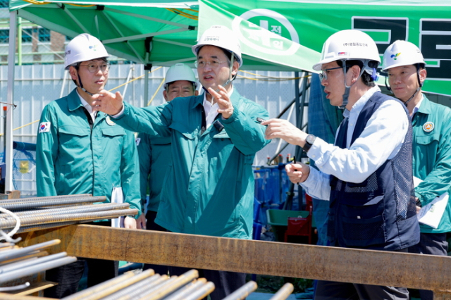 원흥복합문화센터 건립 현장 찾은 이동환 고양시장. 사진 제공=고양시