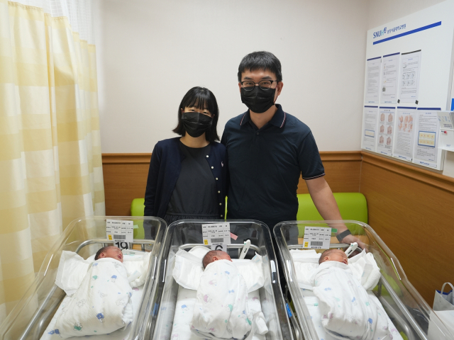 하나정(왼쪽) 씨 부부가 출산 3일만인 지난달 31일 세 쌍둥이와 퇴원하며 기념사진을 찍었다. 사진 제공=분당서울대병원
