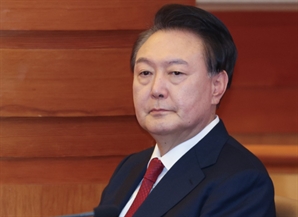 버티면 끌고 나온다…윤석열 전 대통령 체포영장 오전 9시 집행