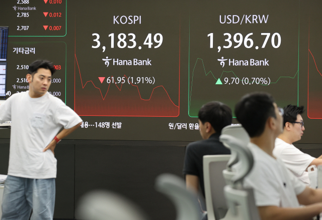1일 서울 중구 하나은행 본점 딜링룸에서 직원들이 업무를 보고 있다. 연합뉴스