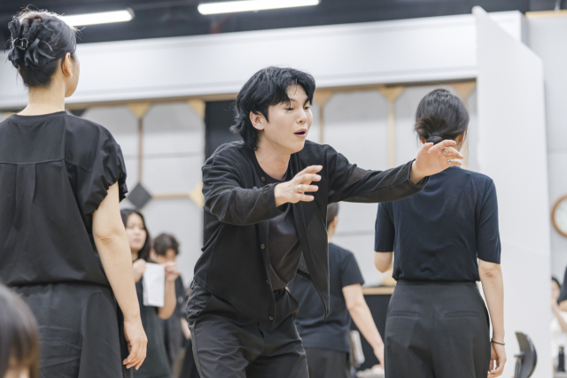 국립창극단의 간판 김준수가 신작 '심청'에서 심봉사 역을 연기하고 있다 . 사진 제공=국립창극단