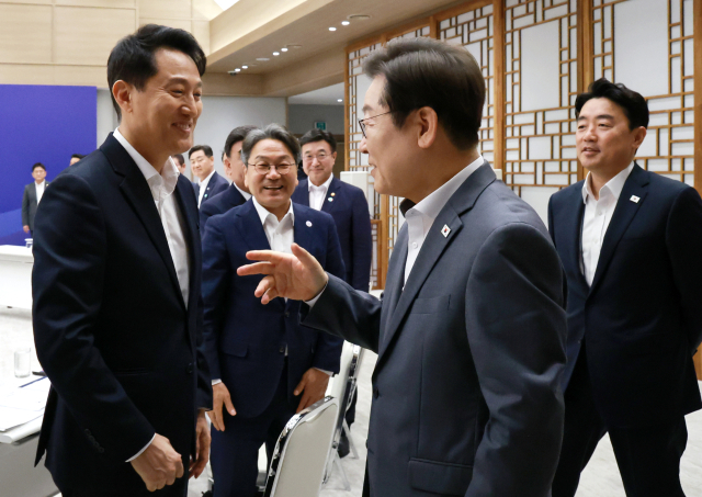 이재명 대통령이 1일 서울 용산 대통령실 청사에서 열린 전국 시도지사 간담회에서 오세훈 서울시장과 대화하고 있다. 연합뉴스