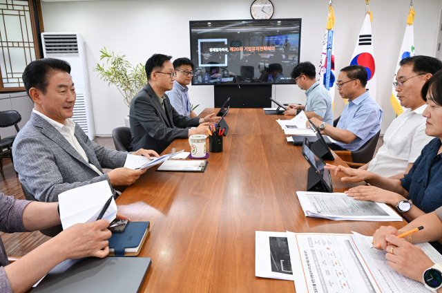 김동근 의정부시장(왼쪽)이 7월 30일 의정부시청에서 기업유치 전략회의를 열고 의견을 나누고 있다. 사진 제공=의정부시
