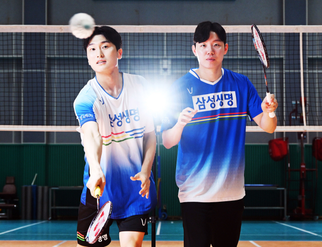 라켓을 들고 포즈를 취한 배드민턴 국가대표 서승재(오른쪽)와 김원호. 용인=오승현 기자
