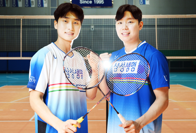 라켓을 들고 포즈를 취한 배드민턴 국가대표 서승재(오른쪽)와 김원호. 용인=오승현 기자