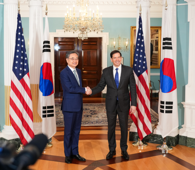 조현(왼쪽) 외교부 장관이 31일(현지 시간) 미국 워싱턴DC에서 마코 루비오 미 국무장관과 회담을 앞두고 악수하고 있다. 사진 제공=외교부