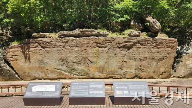 1일 천전리 명문과 암각화 모습. 최수문기자