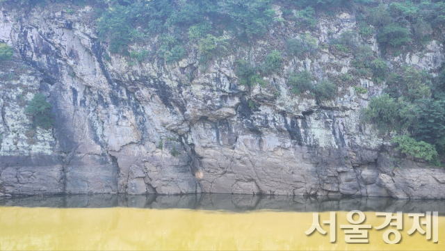 1일 대곡리 반구대 암각화 모습. 아직 암각화의 4분의3 정도가 물에 잠겨 있다. 최수문기자