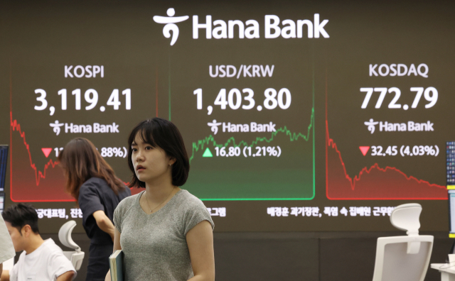 1일 서울 중구 하나은행 본점 딜링룸에서 직원들이 업무를 보고 있다. 연합뉴스
