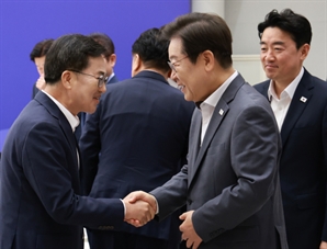 李대통령 만난 김동연 지사,” 포천 특별재난지역 추가 지정 건의