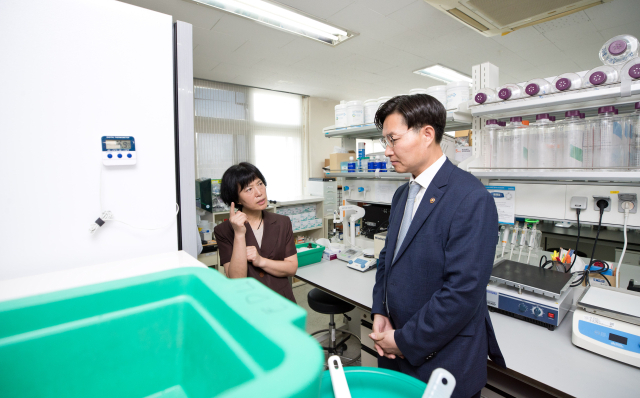 "한국서 중견 연구자 인정 쉽지 않아" 구혁채 과기부 차관, 연구 현장 방문