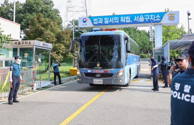 김건희 여사 의혹들을 수사하는 민중기 특별검사팀이 윤석열 전 대통령에 대한 체포영장 집행에 나선 1일 경기 의왕시 서울구치소 앞에 경찰이 경계근무를 서고 있다. 연합뉴스