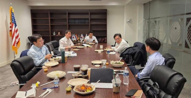 대미 협상팀이 미국 뉴욕 총영사관에서 도시락을 먹으며 주요 이슈를 정리하고 있다. 김정관 산업통상자원부 장관 공식 페이스북