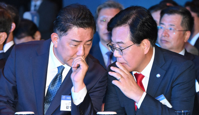 김병기(왼쪽) 더불어민주당 대표 직무대행 겸 원내대표와 송언석 국민의힘 비상대책위원장 겸 원내대표가 지난달 31일 서울 중구 신라호텔에서 열린 서울경제신문 창간 65주년 기념식 ‘다시, 미러클 코리아’에 참석해 대화하고 있다. 오승현 기자 2025.07.31
