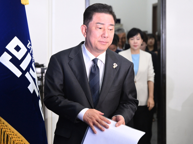 증시 폭락에…與 김병기 &quot;10억 대주주 기준 상향 검토&quot;