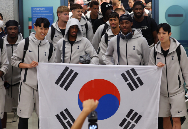 손흥민·양민혁, 나란히 태극기 함께 든 채 입국…토트넘 선수단 방한