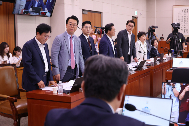 1일 서울 여의도 국회에서 방송 3법, 노란봉투법, 상법 등 을 심의, 의결하기 위해 열린 법제사법위원회 전체회의에서 방송 3법이 통과되고 있는 가운데 법사위 국민의힘 간사 박형수 의원을 비롯한 의원들이 토론 종결 등 위원회 운영에 대해 이춘석 위원장에게 항의하고 있다. 연합뉴스