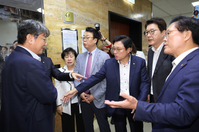 1일 열린 국회 법제사법위원회 전체회의가 정회된 후 국민의힘 의원들이 민주당 소속인 이춘석(왼쪽) 법사위원장에게 충분한 토론이 이뤄져야 한다며 항의하고 있다. 연합뉴스
