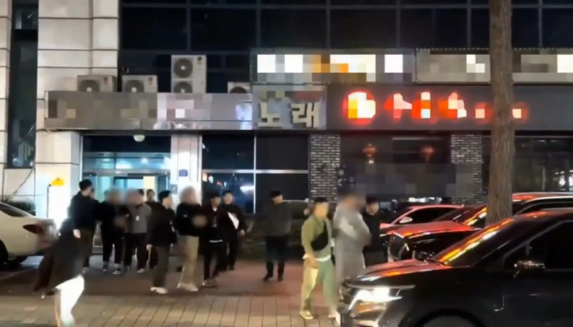 경찰에 검거되는 유흥업소 업주와 호객꾼들. 사진 제공=서울경찰청