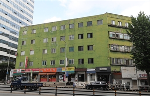 "넷플릭스 '스위트홈' 배경 된 89살 충정아파트"…재개발 시공사 선정 불발된 이유 보니