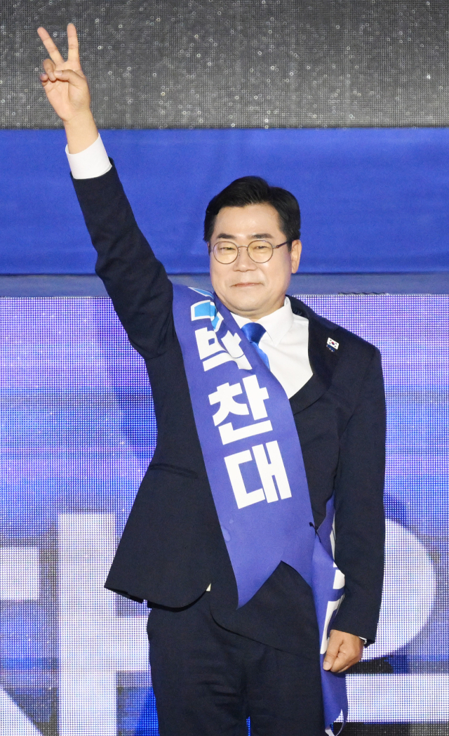 박찬대 더불어민주당 대표 후보가 2일 경기 고양시 킨텍스에서 열린 제2차 임시전국당원대회에서 당원들에게 인사하고 있다. 고양=오승현 기자 2025.08.02