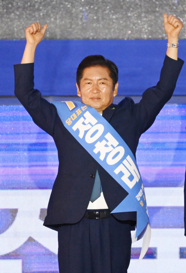 정청래 더불어민주당 대표 후보가 2일 경기 고양시 킨텍스에서 열린 제2차 임시전국당원대회에서 당원들에게 인사하고 있다. 고양=오승현 기자 2025.08.02