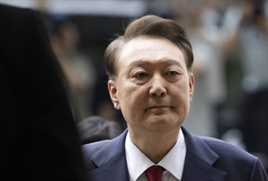 尹, 민소매·사각팬티로 드러누워 떼쓰자…정성호 "국민 수치"