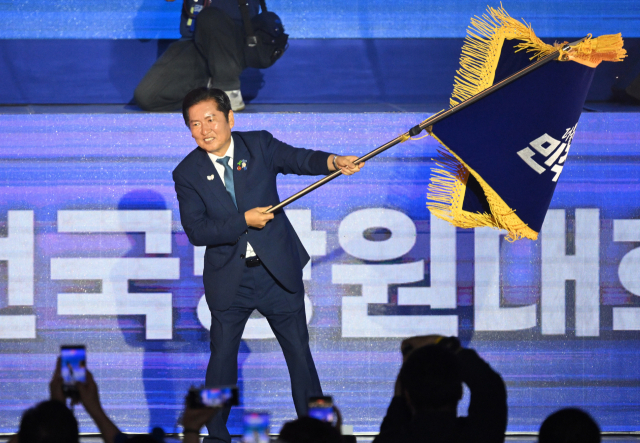 정청래 더불어민주당 신임 대표가 2일 경기 고양시 킨텍스에서 열린 제2차 임시전국당원대회에서 당기를 흔들고 있다. 고양=오승현 기자