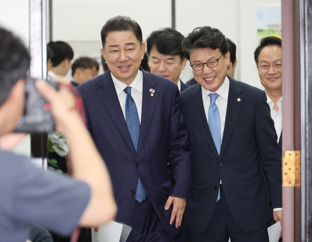 더불어민주당 김병기 당대표 직무대행 겸 원내대표, 진성준 정책위의장이 지난달 31일 서울 여의도 국회에서 열린 정책조정회의에 참석하고 있다. 연합뉴스