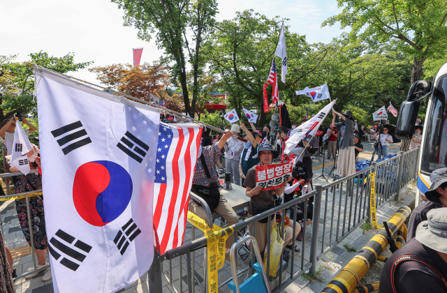 서울구치소 앞 윤 전 대통령 지지자들. 연합뉴스