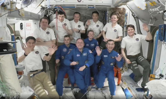 스페이스X 우주선, 15시간 날아 ISS 도킹 성공…4명 안착