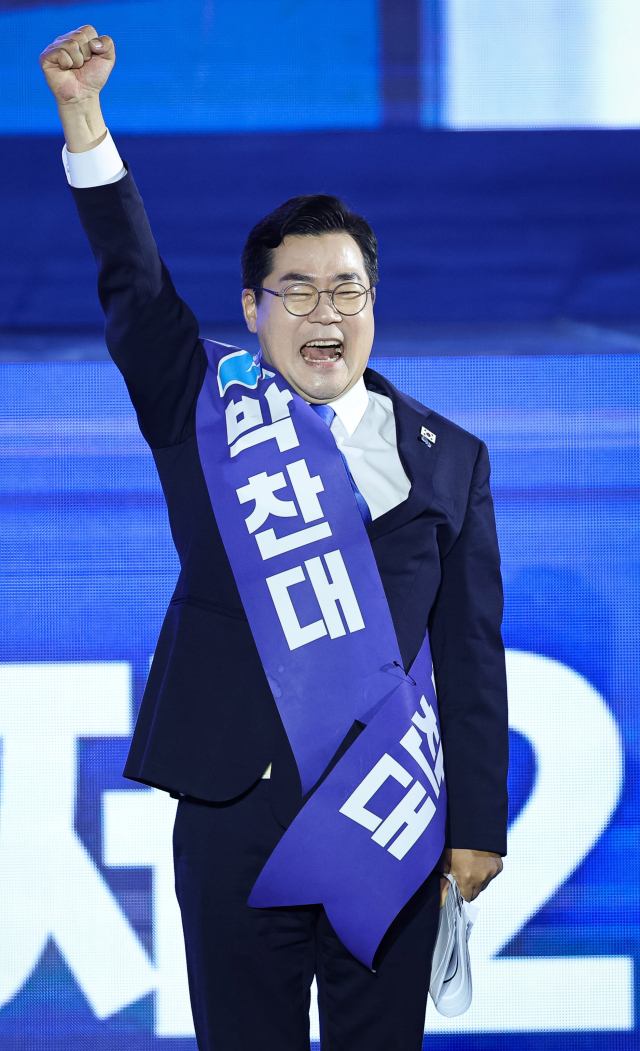 박찬대 더불어민주당 대표 후보가 2일 경기 고양시 킨텍스에서 열린 제2차 임시전국당원대회에서 당원들에게 인사하고 있다. 고양=오승현 기자