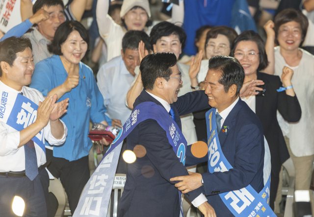 정청래(오른쪽) 더불어민주당 신임 당대표가 2일 고양 킨텍스에서 열린 전국당원대회에서 선의의 경쟁을 펼쳤던 박찬대 후보와 포옹하고 있다.
