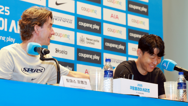 잉글랜드 프로축구 토트넘 토마스 프랑크 감독이 2일 서울 영등포구 IFC 더포럼에서 열린 2025 쿠팡플레이 시리즈 기자회견에 참석해 취재진 질문에 답하며 손흥민 등을 두드리고 있다. 이날 손흥민은 기자회견에 앞서 별도의 발언을 통해 