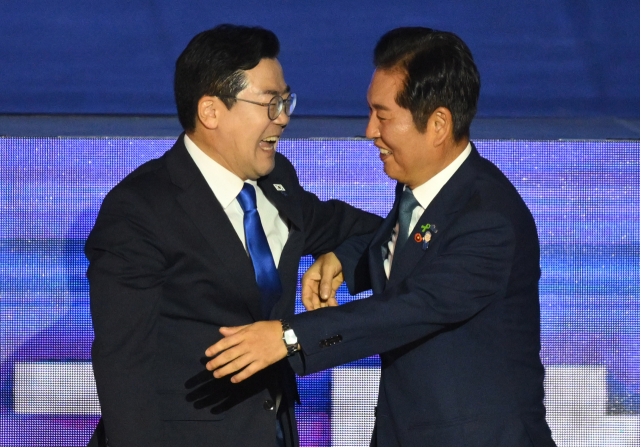 정청래 더불어민주당 신임 대표가 2일 경기 고양시 킨텍스에서 열린 제2차 임시전국당원대회에서 대표로 선출된 뒤 경쟁했던 박찬대 후보와 포옹하고 있다. 고양=오승현 기자 2025.08.02