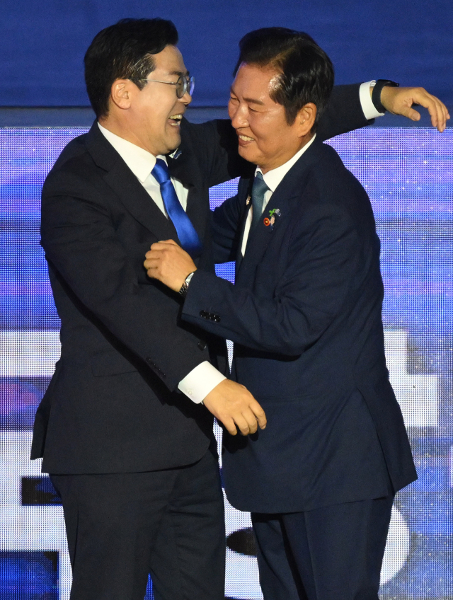 정청래 더불어민주당 신임 대표가 2일 경기 고양시 킨텍스에서 열린 제2차 임시전국당원대회에서 대표로 선출된 뒤 경쟁했던 박찬대 후보와 포옹하고 있다. 고양=오승현 기자 2025.08.02