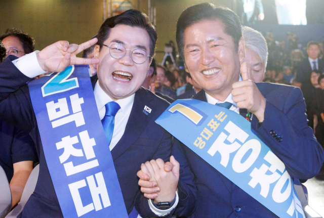 정청래(오른쪽)·박찬대 더불어민주당 대표 후보가 2일 경기 고양시 킨텍스에서 열린 제2차 임시전국당원대회에 참석해 정견발표 전 밝은 표정을 짓고 있다. 고양=오승현 기자 2025.08.02