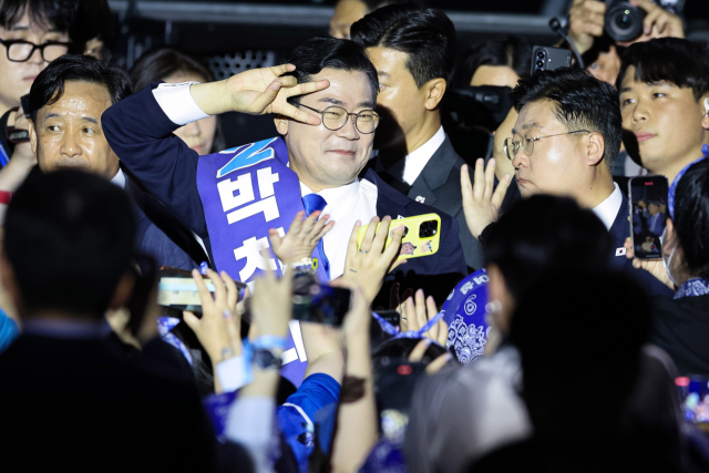 박찬대 더불어민주당 당대표 후보가 2일 경기 고양시 킨텍스에서 열린 제2차 임시전국당원대회에 입장하고 있다. 고양=오승현 기자 2025.08.02