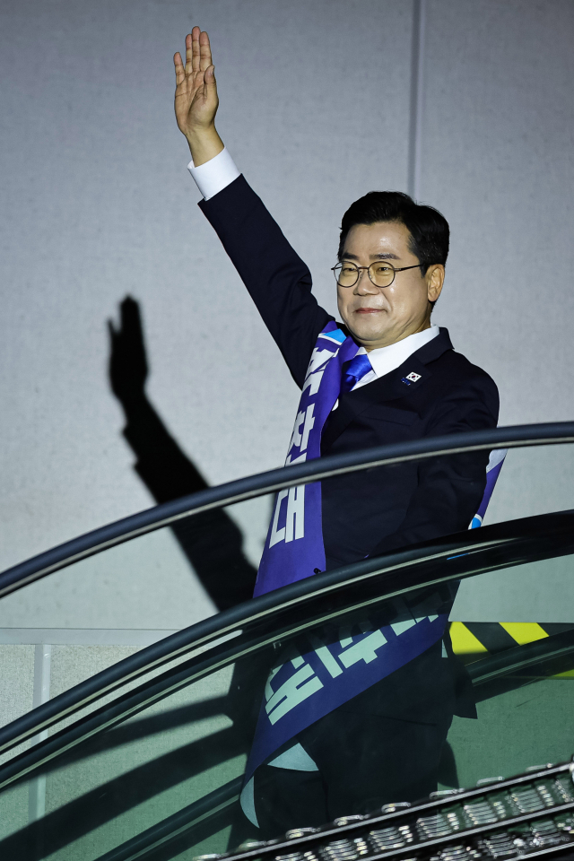 박찬대 더불어민주당 당대표 후보가 2일 경기 고양시 킨텍스에서 열린 제2차 임시전국당원대회에 입장하고 있다. 고양=오승현 기자 2025.08.02