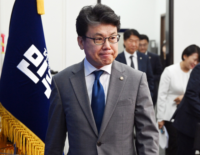 &apos;검은 금요일&apos;에도 진성준 &quot;주식 안 무너져&quot;…반대 청원 8만명 돌파