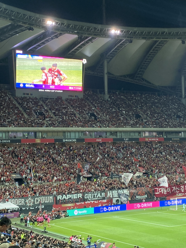 지난달 31일 제너시스BBQ 그룹이 타이틀 스폰서로 나선 '2025FC바르셀로나 아시아투어-FC서울 친선경기' 현장. 사진은 FC서울 득점으로 팬들이 환호하는 모습. 김남명 기자