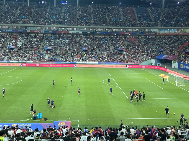 지난달 31일 제너시스BBQ 그룹이 타이틀 스폰서로 나선 '2025FC바르셀로나 아시아투어-FC서울 친선경기' 현장. 사진은 전반전이 끝난 후 팬들이 몰려가 선수들 사진을 찍는 모습. 김남명 기자