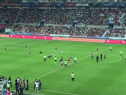 지난달 31일 제너시스BBQ그룹 후원으로 진행된 '2025 FC바르셀로나 아시아투어-FC서울 친선경기'에 참석한 윤홍근 제너시스BBQ 그룹 회장이 경기 시작 전 시축하고 있다. 김남명 기자