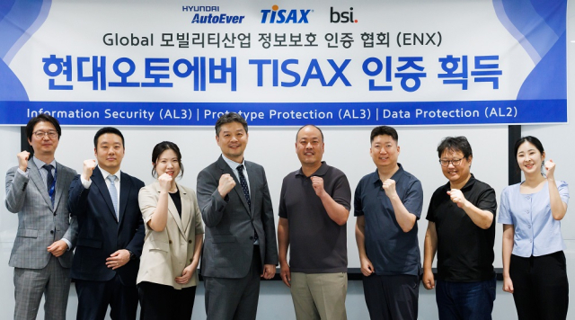TISAX 평가기관 BSI Korea의 임성환(왼쪽 네번째) 대표와 최원혁(오른쪽 네번째) 현대오토에버 사이버시큐리티사업부장이 직원들과 함께 기념촬영을 하고 있다. /사진 제공=현대오토에버