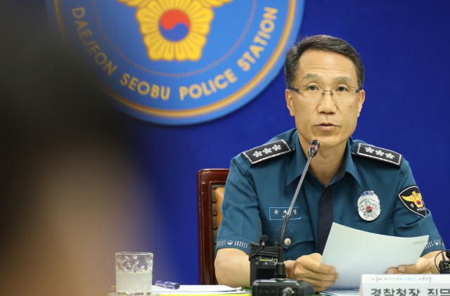 유재성 경찰청장 직무대행이 지난달 31일 오후 대전서부경찰서를 방문해 관계성 범죄 대응 현황을 점검하고 재발 방지를 위한 대책을 발표하고 있다. 지난 29일 대전 서구에서 20대 남성이 전 여자친구를 살해하고 달아난 뒤 하루 만에 붙잡혔다. 대전=연합뉴스